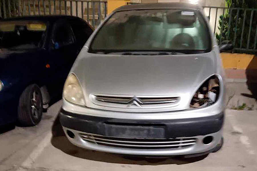 Coches abandonados en Los Rosales / Cedida