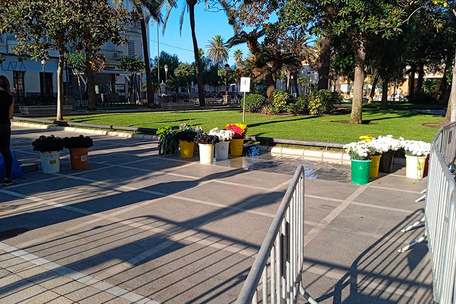 Adorno floral por el Día de Ceuta / César Martín