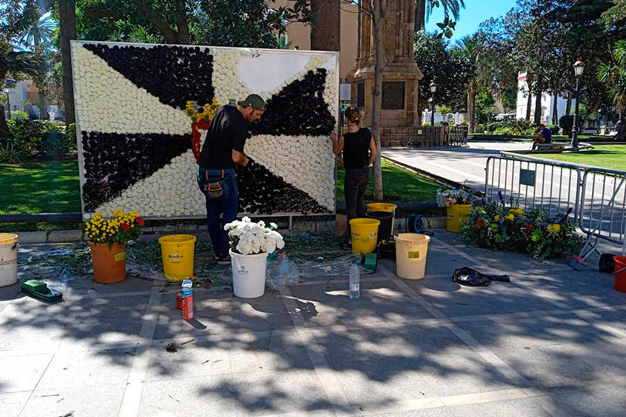 Adorno floral por el Día de Ceuta / César Martín