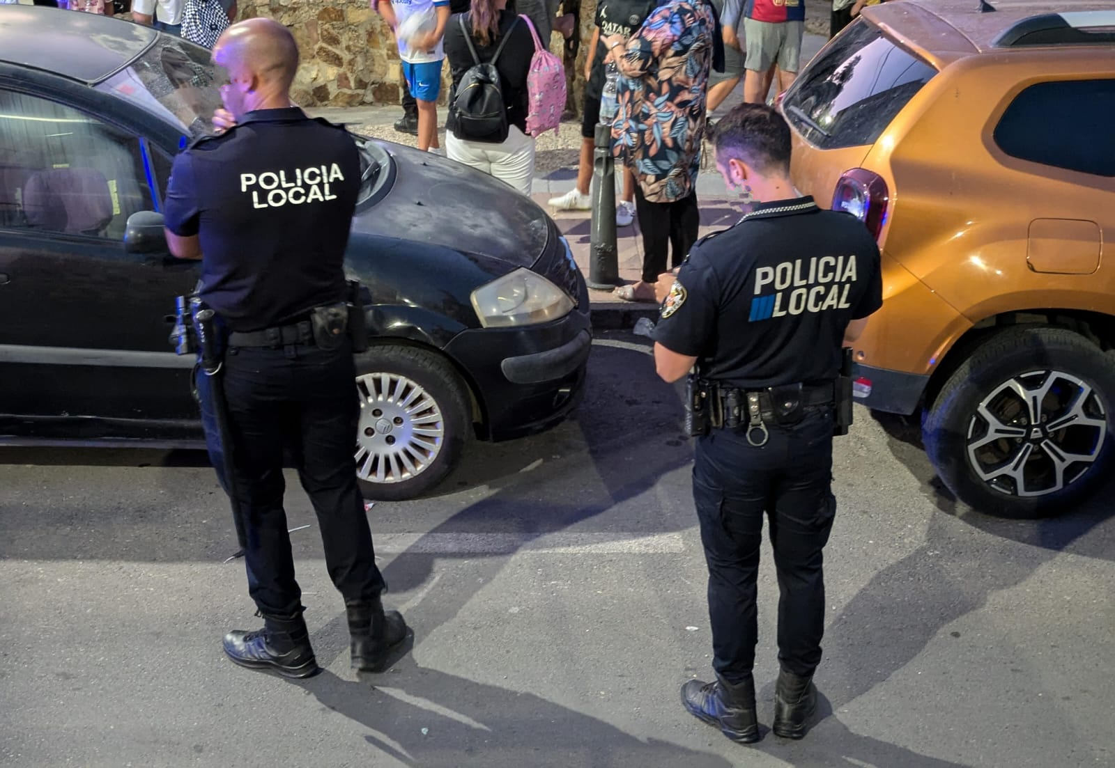 Dos agentes de la Policía Local, vigilantes / Rafa Báez