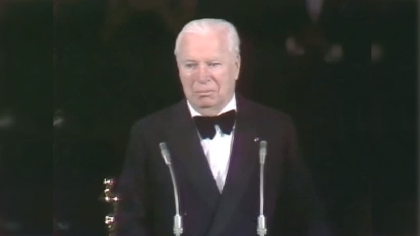 Un emocionado Charles Chaplin recibe el mayor aplauso de la historia de las ceremonias de entrega del Óscar