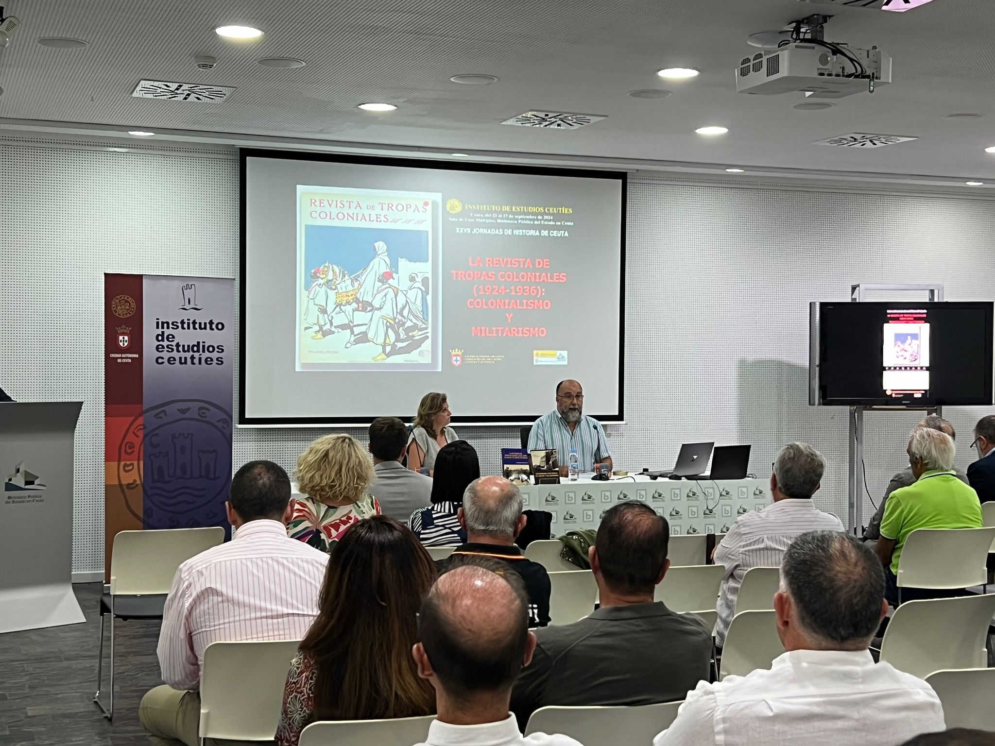 Asistentes a las jornadas, antes de iniciar la primera de las conferencias / Dani Hernández