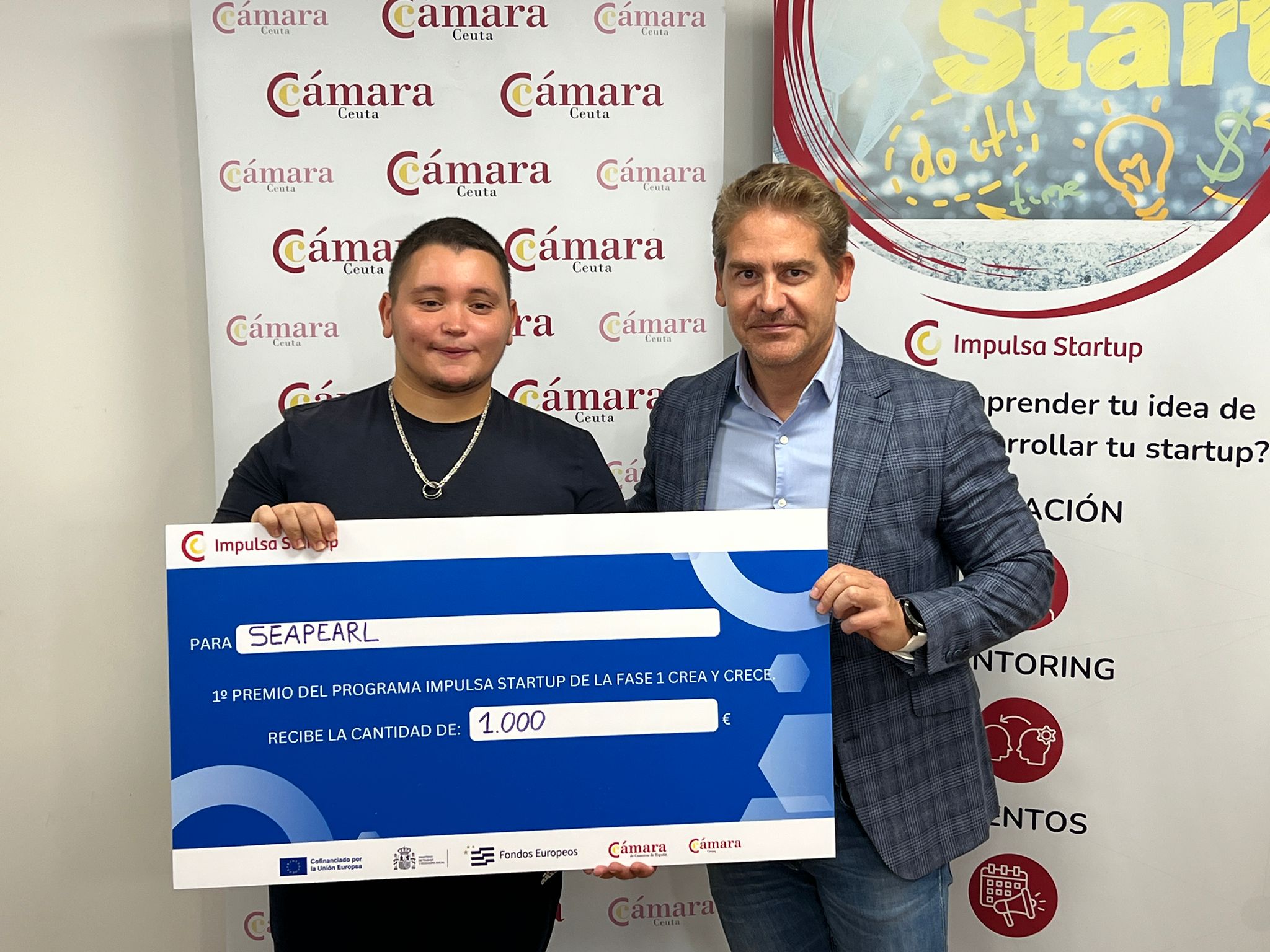 Karim Bulaix, presidente de la Cámara, entrega su premio al ganador / Dani Hernández