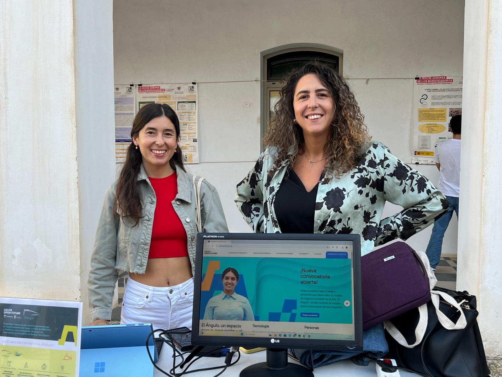 Paola Castaño, a la derecha, junto a una emprendedora de Open Future / Dani Hernández