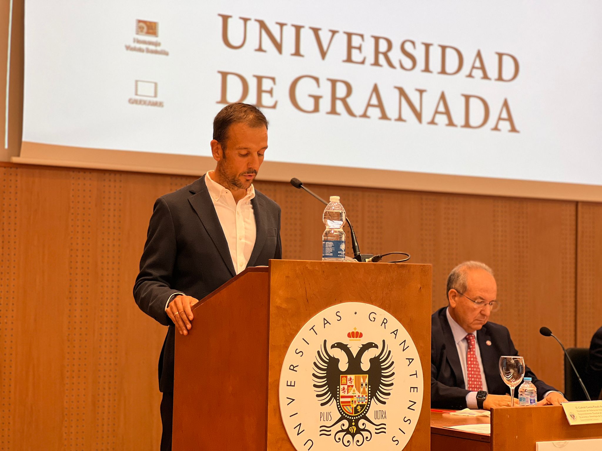 Antonio Moreno lee, en presencia del profesor García-Parada, la memoria del pasado curso / Dani Hernández