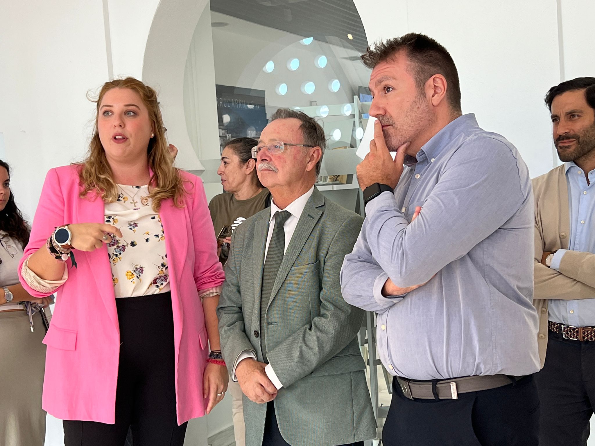 Judith Albiñana, con el presidente de la Ciudad, Juan Vivas y el responsable del área de Fomento de Delegación, Diego Martínez / Dani Hernández