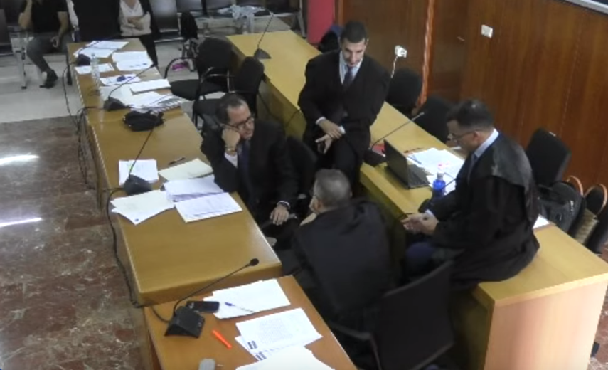 Varios abogados deliberan durante el juicio