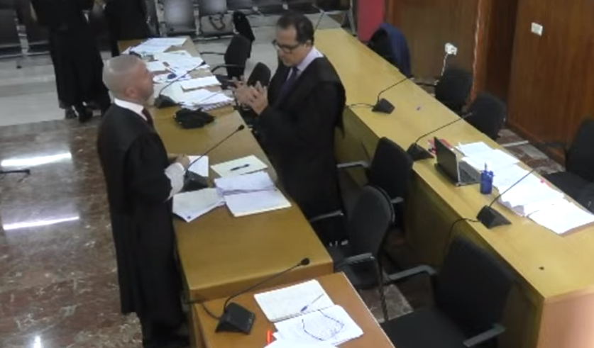 El fiscal, Leopoldo Sánchez,, dialoga con uno de los abogados, Javier Cabillas