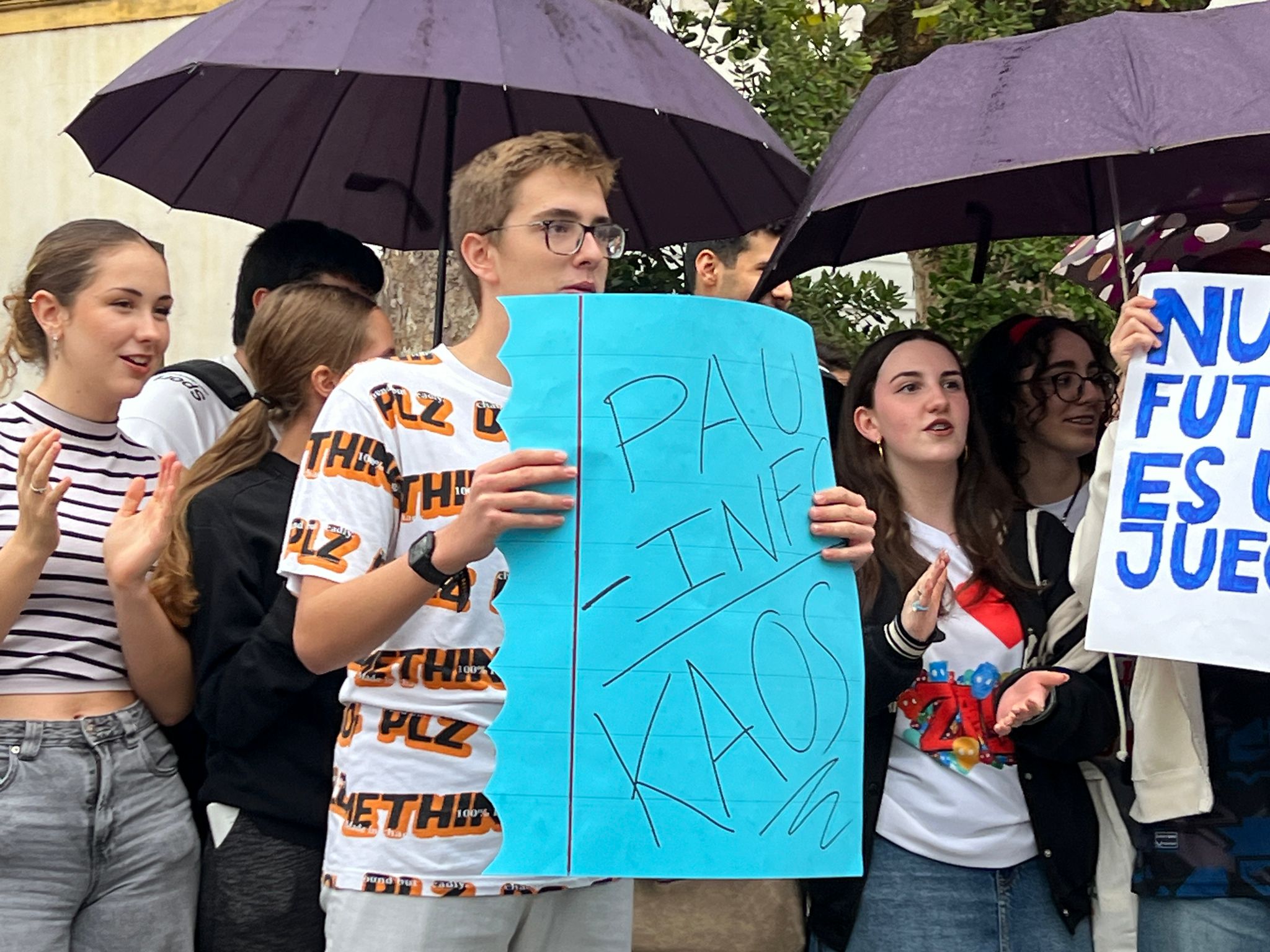 Los estudiantes lucieron pancartas contra la PAU / Dani Hernández