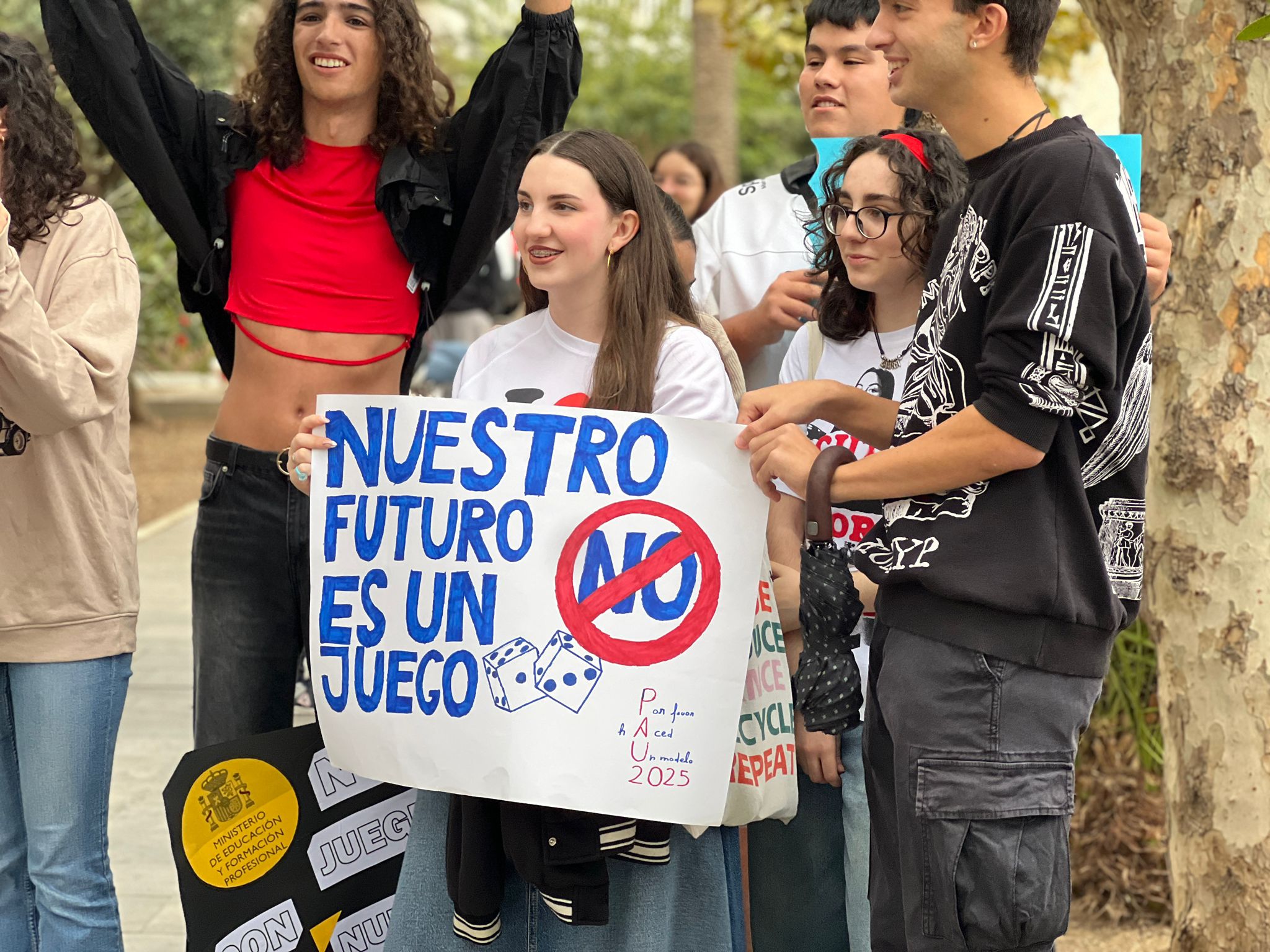 Una estudiante sujeta una pancarta / Dani Hernández