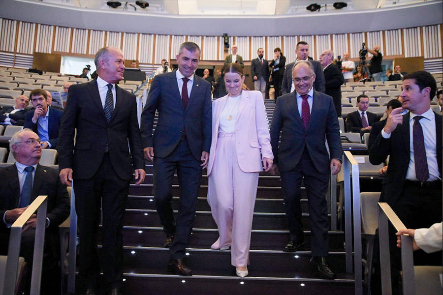 El consejero de Presidencia y Gobernación ha participado en Canarias en un evento del que ha abordado la inmigración de la España extrapeninsular