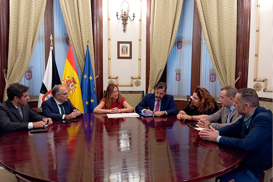 La directora de Protección Civil entrega los premios de su área en su visita a Ceuta