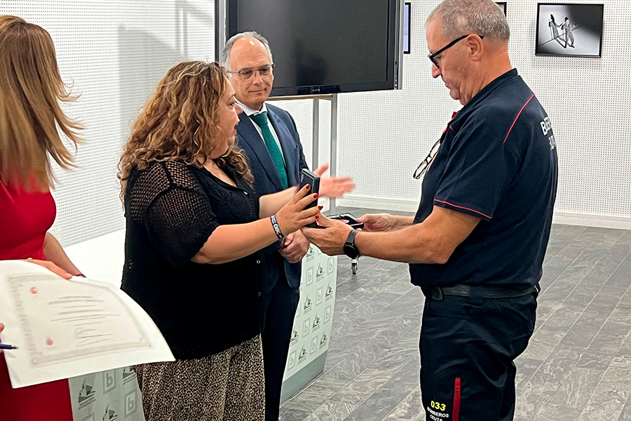 La directora de Protección Civil entrega los premios de su área en su visita a Ceuta