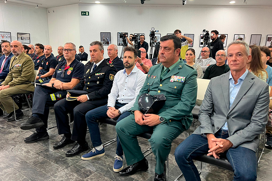 La directora de Protección Civil entrega los premios de su área en su visita a Ceuta