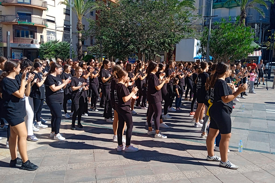 Clase abierta en la Plaza de los Reyes
