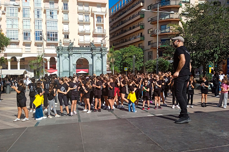 Clase abierta en la Plaza de los Reyes