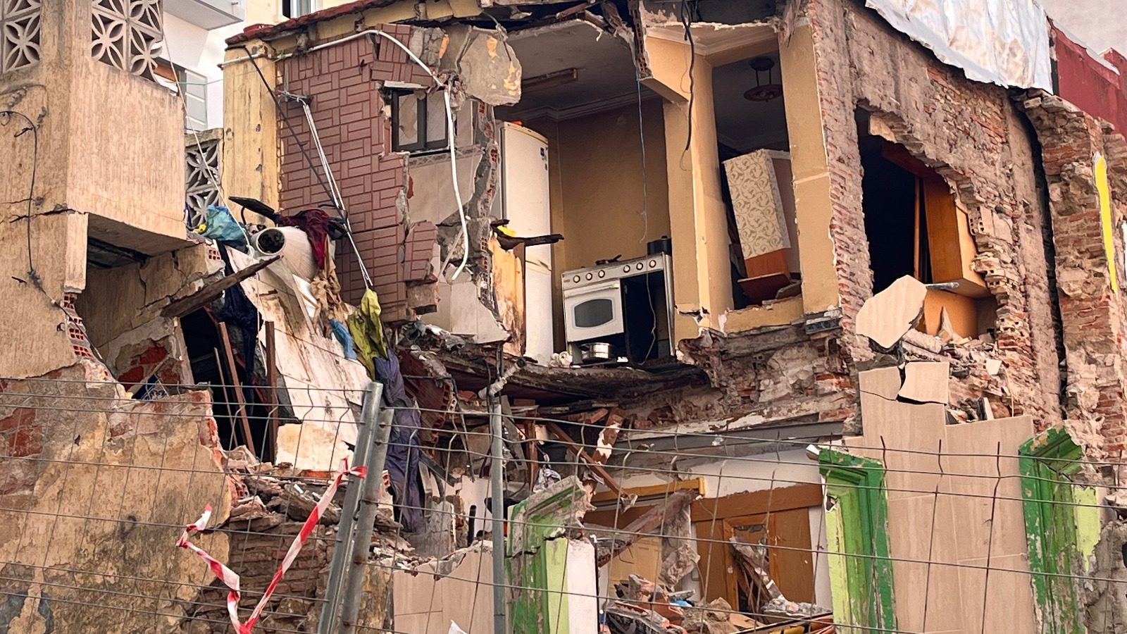 La cocina del edificio, al descubierto, todavía con sartenes sobre los fogones