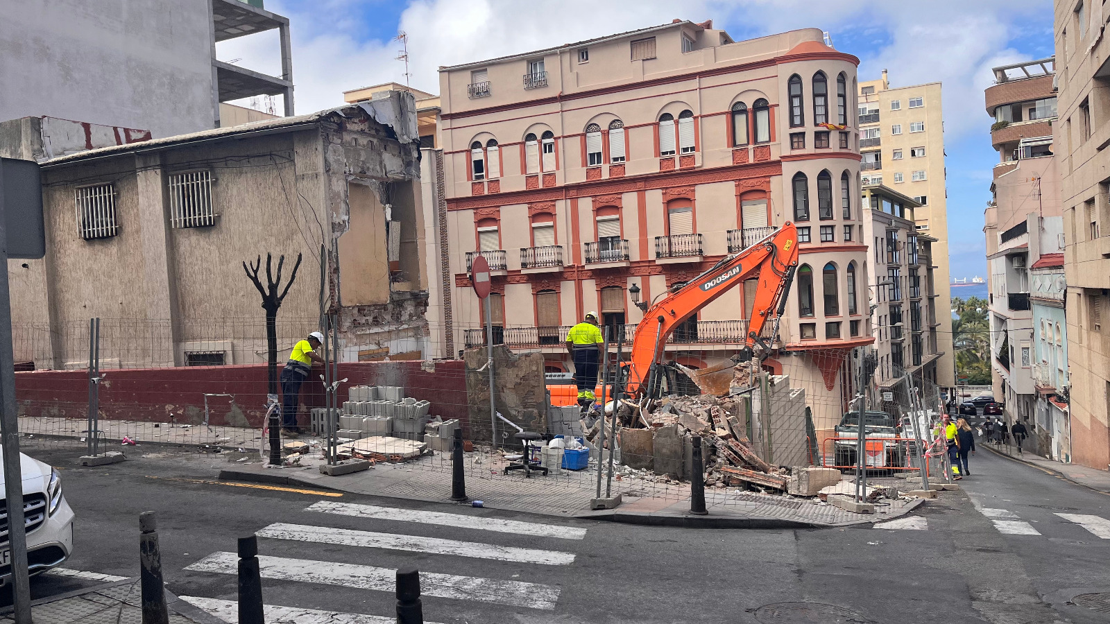 La esquina de la calle, ya despejada