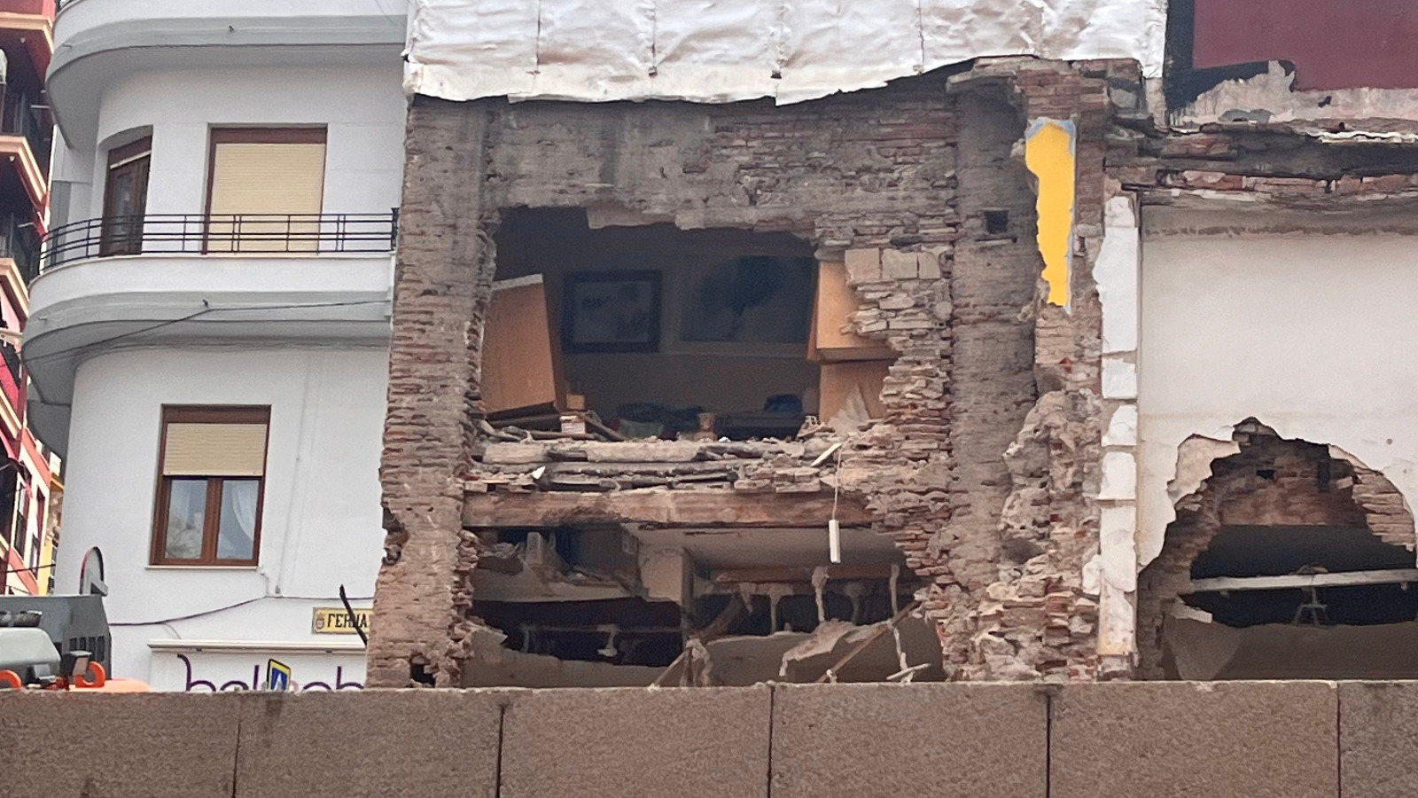 Los cuadros continúan colgados en las paredes