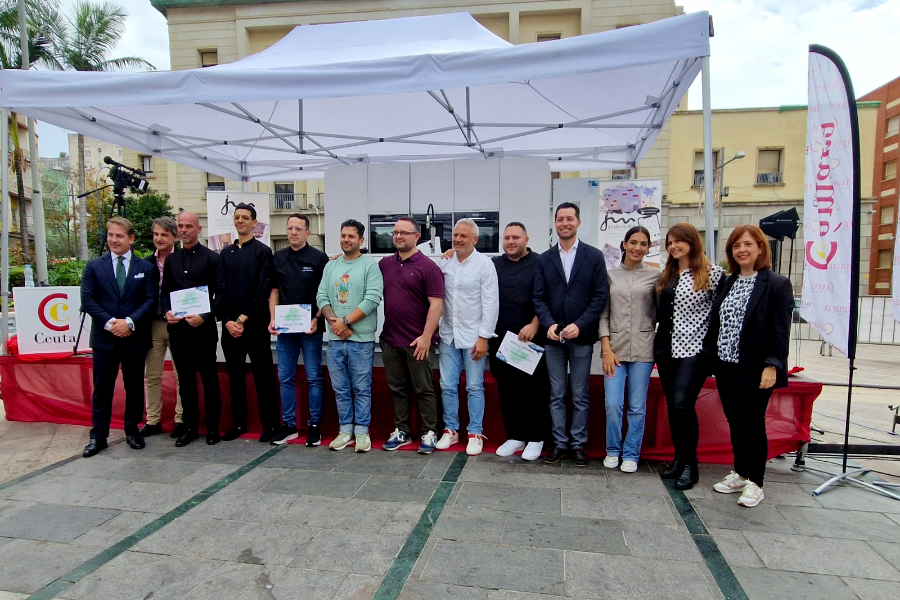 Susana y Desiree, a la derecha en la imagen, junto al equipo de la Cámara de Comercio y los ganadores de la Ruta de la Tapa Perfecta