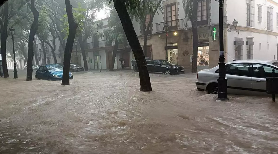 La calle Porvera de Jerez, inundada / Diario de Jerez