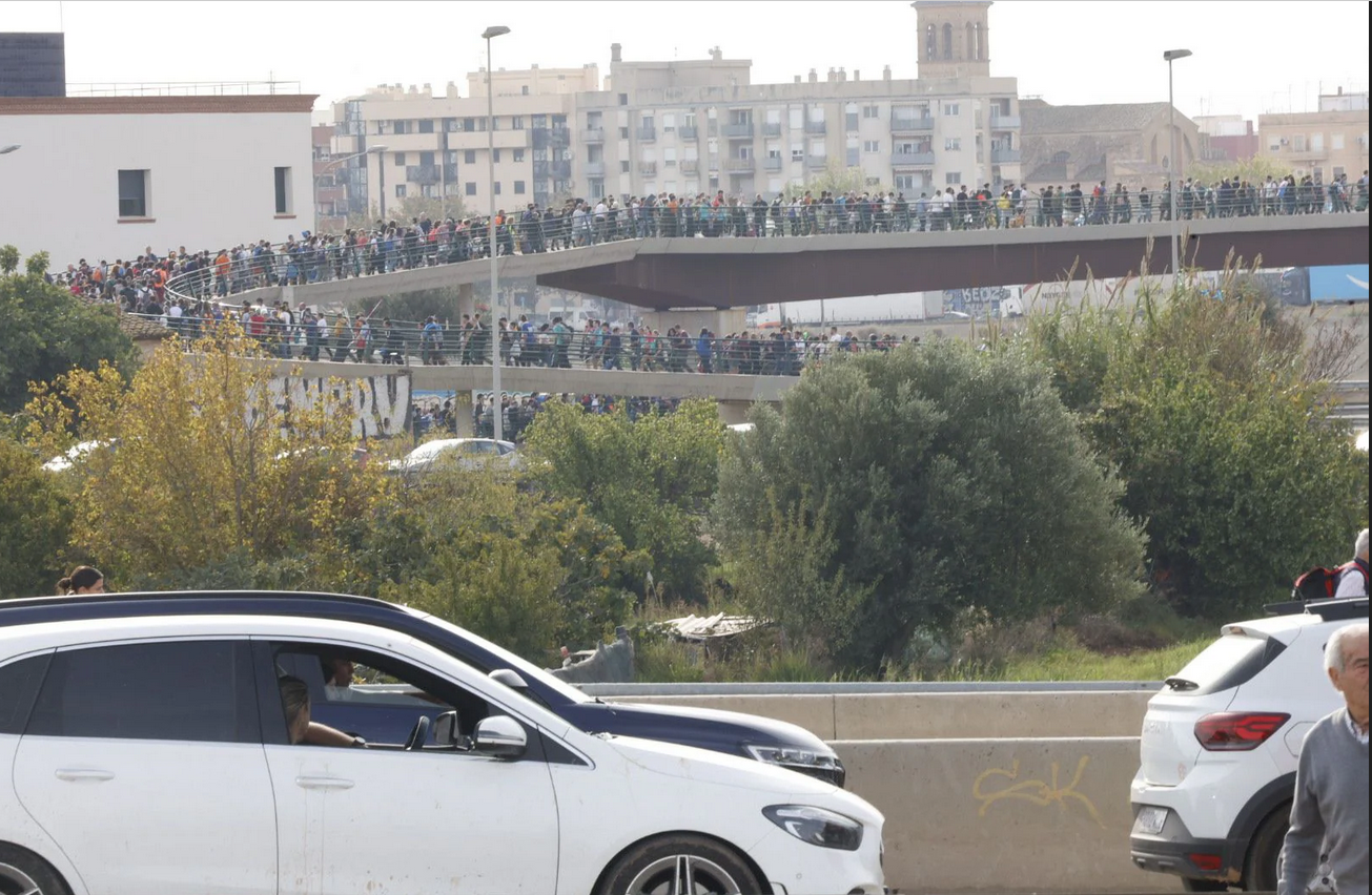 Miles de personas, a pie hasta Paiporta para prestar ayuda/ Las Provincias