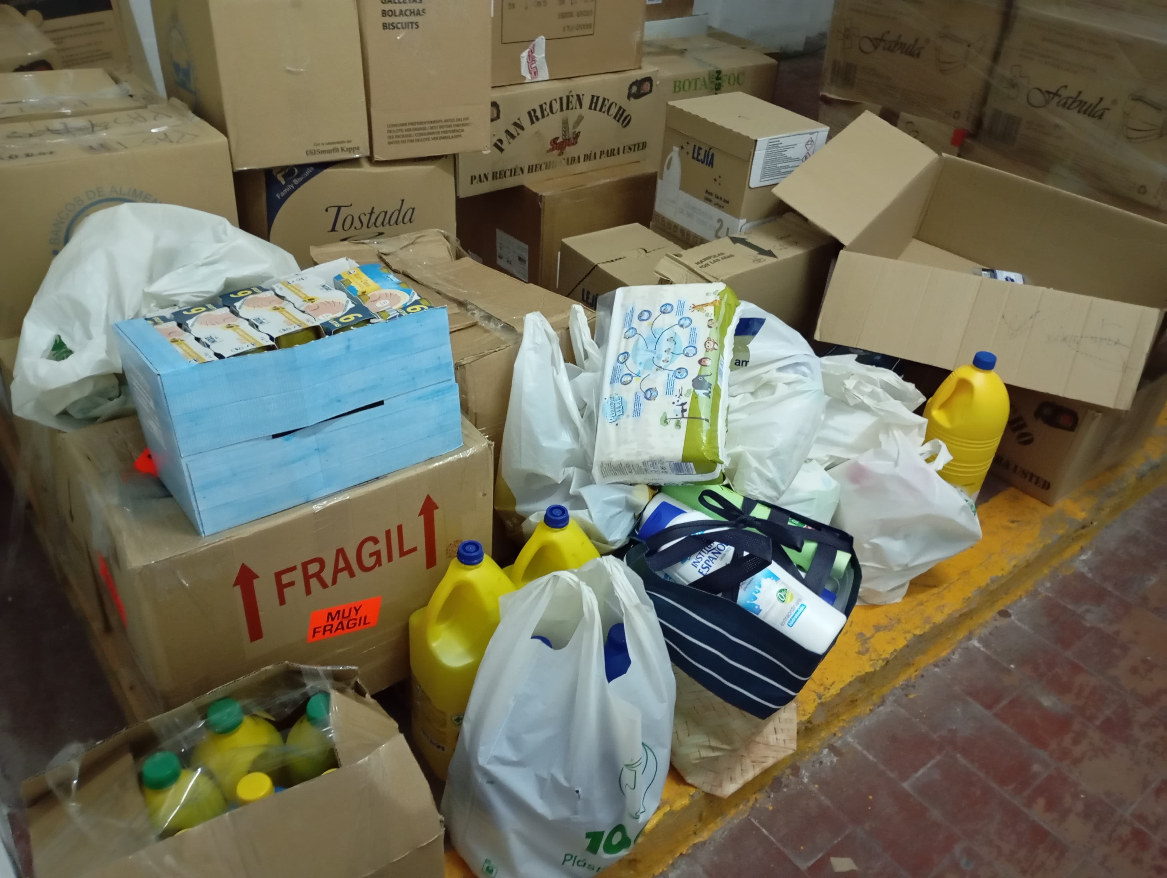 Los ceutíes han aportado toneladas de materiales / Juanjo Coronado