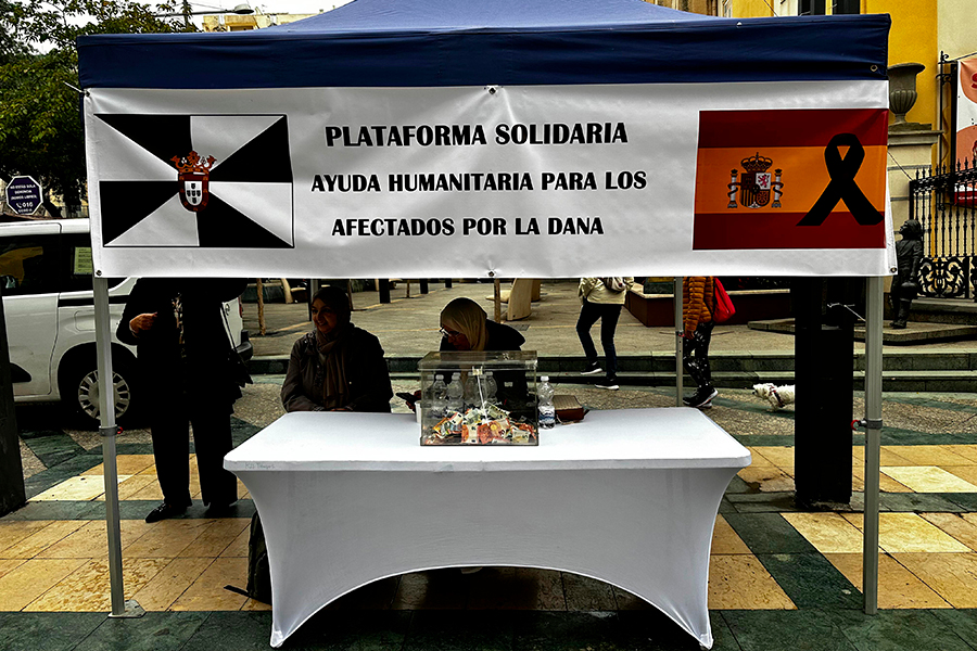 Colecta de fondos de la Plataforma Solidaría en Plaza de los Reyes / Mohamed Ettouileb