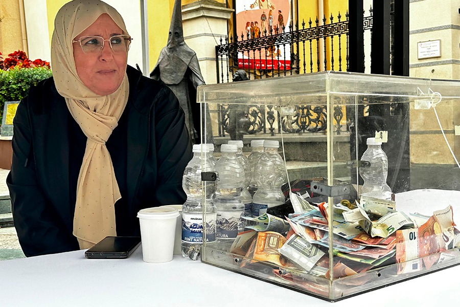 Plataforma Solidaría en Plaza de los Reyes / Mohamed Ettouileb