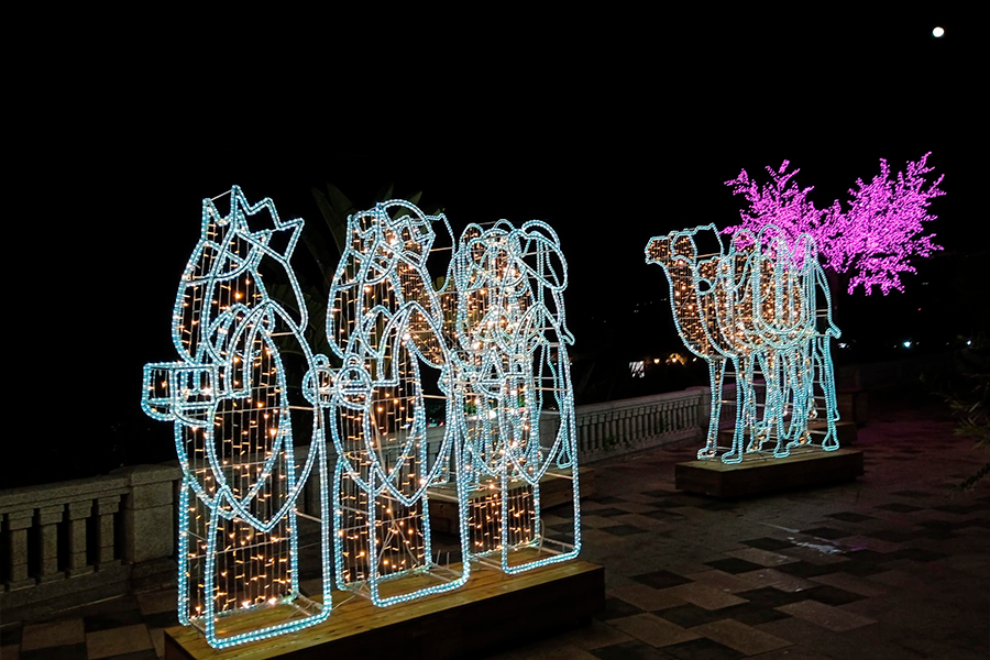 Luces navideñas iluminando el Paseo de la Marina / César Martín