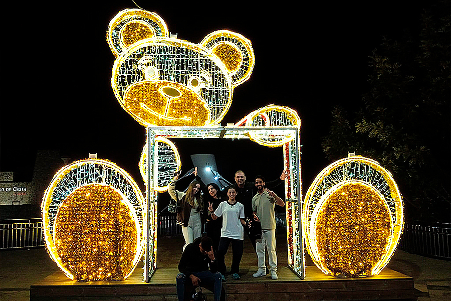 Luces navideñas iluminando el Paseo de la Marina / César Martín