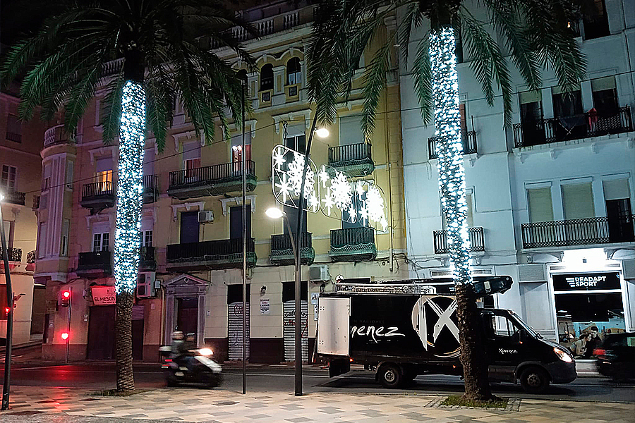 Luces navideñas iluminando el Paseo de la Marina / César Martín