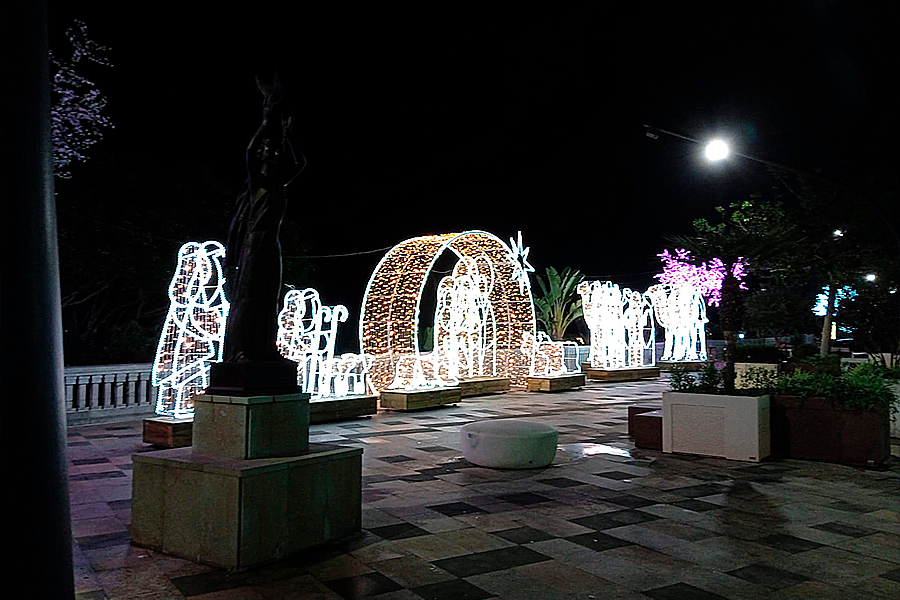 Luces navideñas iluminando el Paseo de la Marina / César Martín