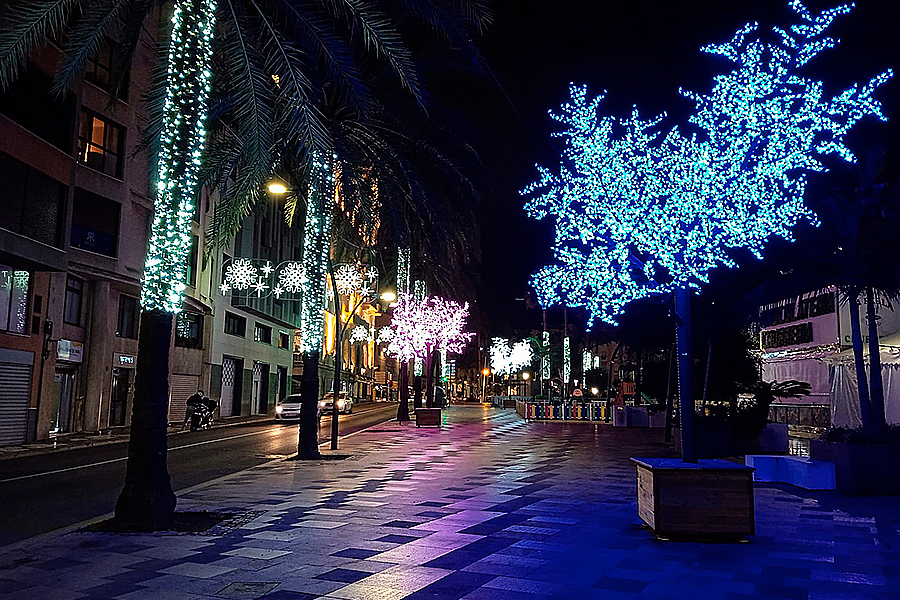 Luces navideñas iluminando el Paseo de la Marina / César Martín