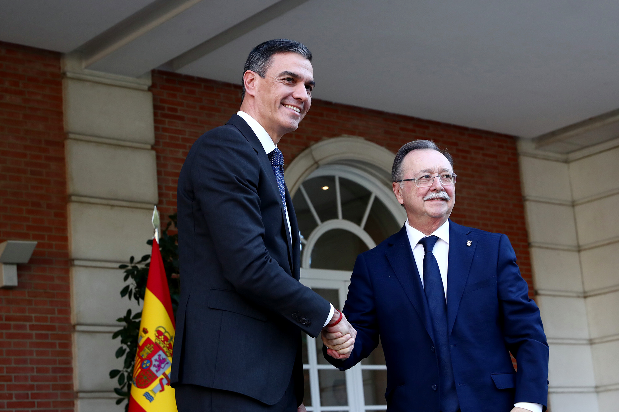 El presidente del Gobierno recibe al presidente de la Ciudad Autónoma de Ceuta, Juan Jesús Vivas, a su llegada a La Moncloa. | Pool Moncloa / Fernando Calvo. La Moncloa, Madrid