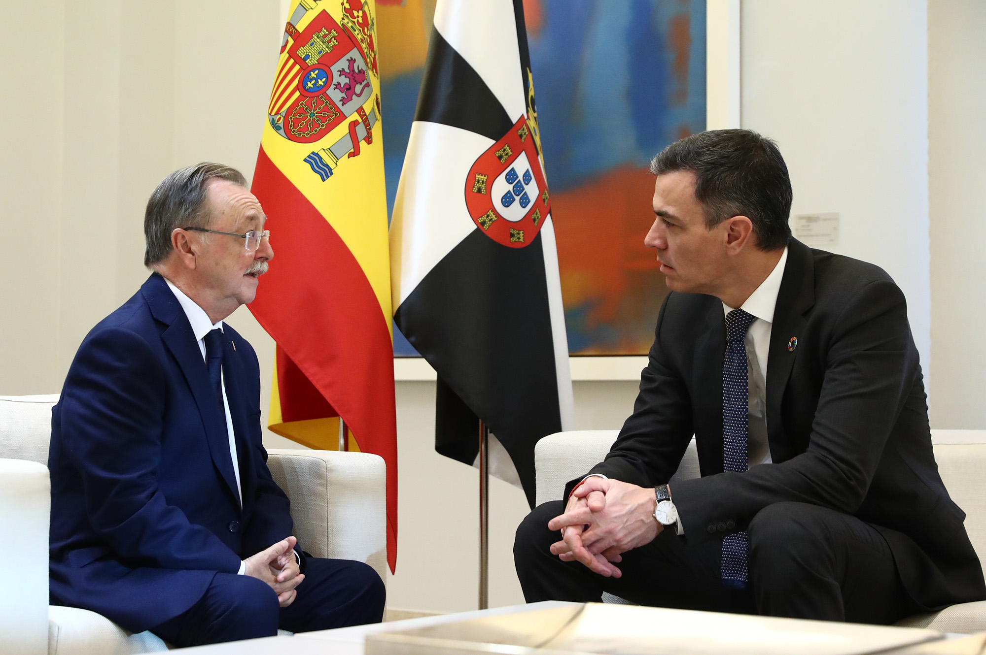 El presidente del Gobierno, Pedro Sánchez, y el presidente de la Ciudad Autónoma de Ceuta, Juan Jesús Vivas, durante el encuentro que han celebrado en La Moncloa. | Pool Moncloa / Fernando Calvo. La Moncloa, Madrid