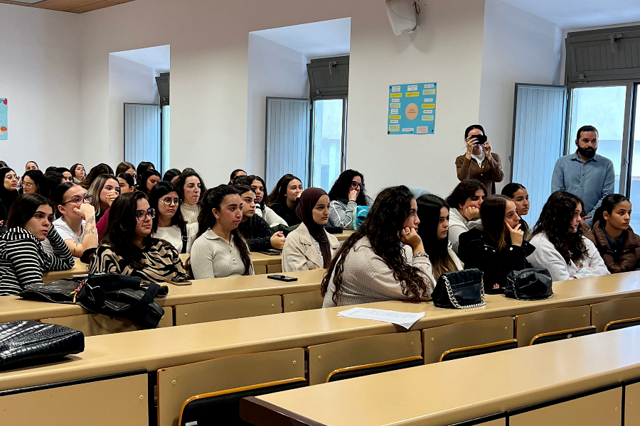 Los estudiantes de Enfermería, protagonistas del Día Mundial del SIDA / Daniel Hernández