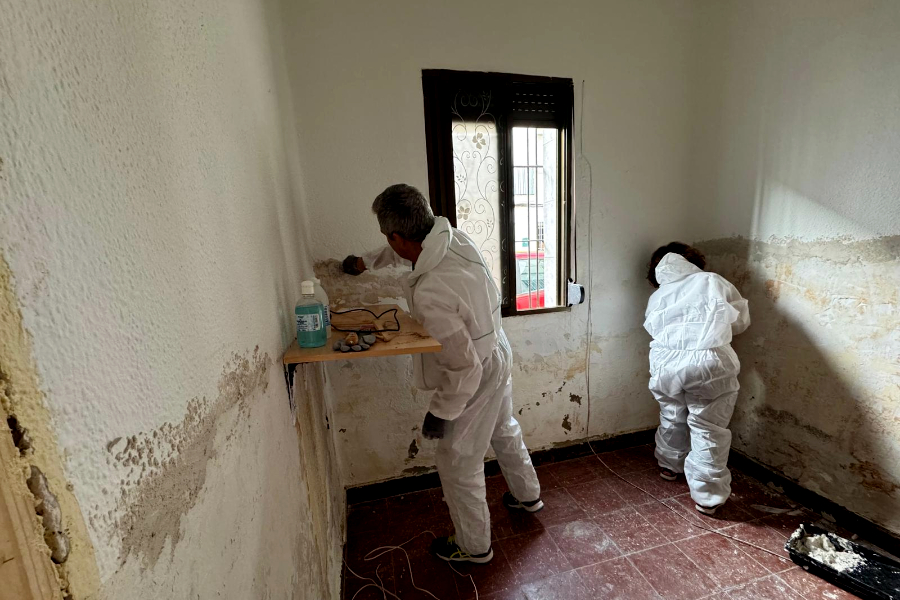 Voluntarios ceutíes reparando algunas de las viviendas afectadas por la DANA(2)