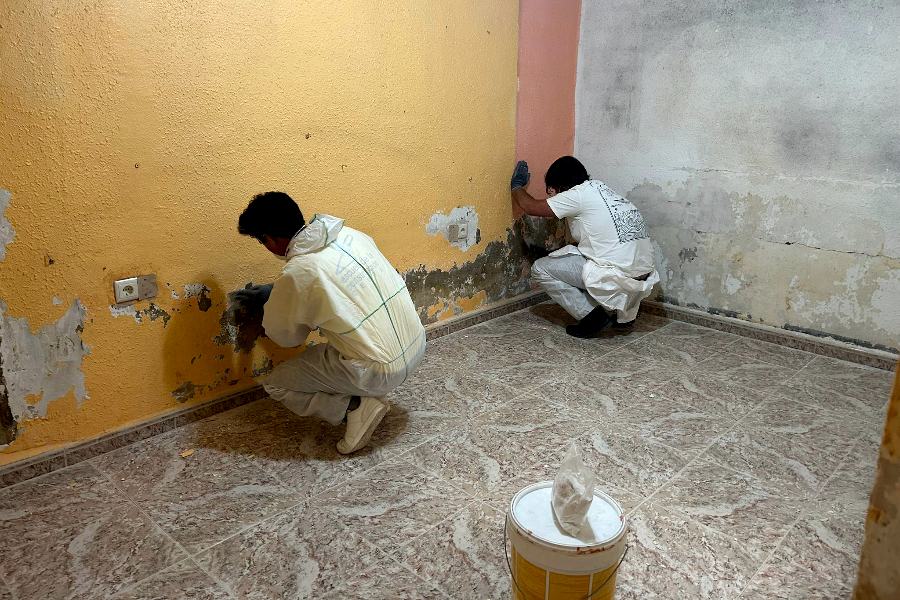 Voluntarios ceutíes reparando algunas de las viviendas afectadas por la DANA