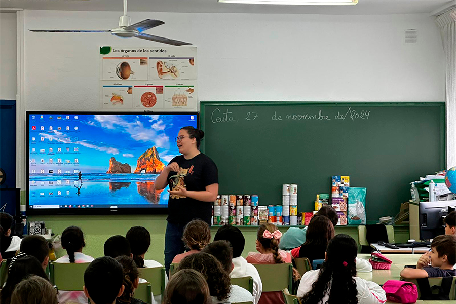 Alumnos del Ortega y Gasset durante una actividad aninalista en clase