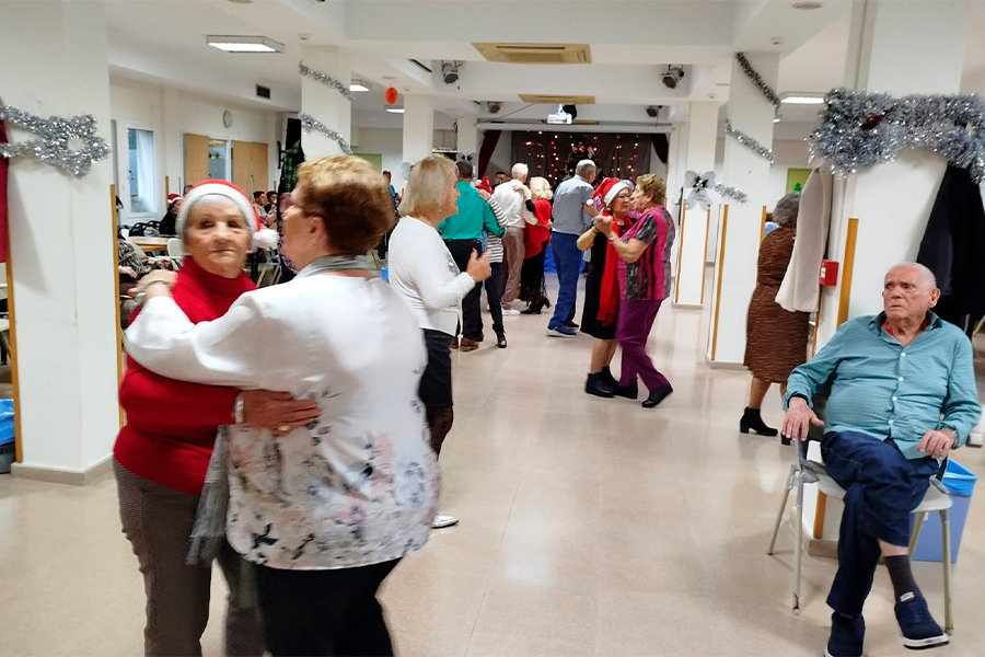 Fiesta en el centro de salud de los mayores