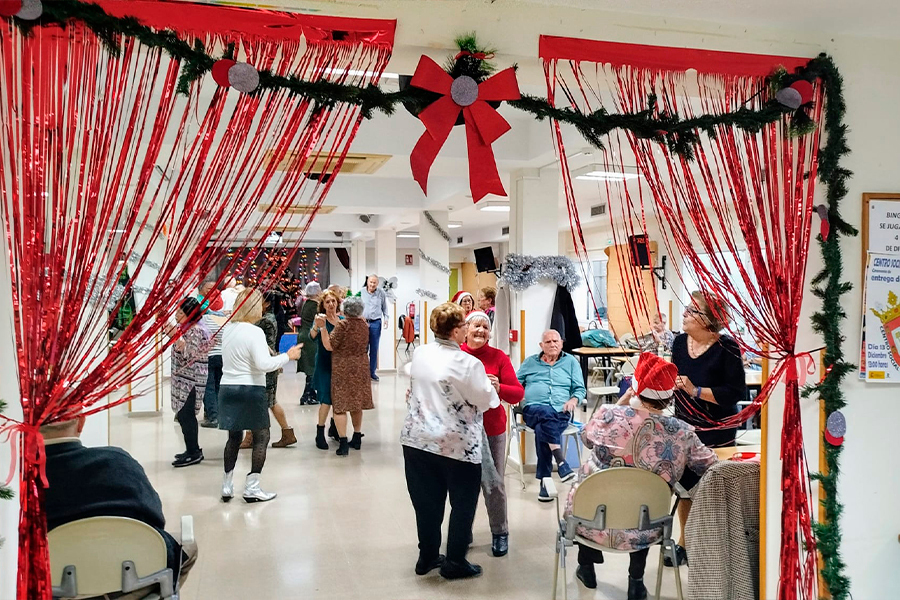Fiesta en el centro de salud de los mayores