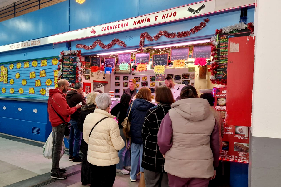 Los ceutíes apuran las horas de compras en el Mercado Central (3)