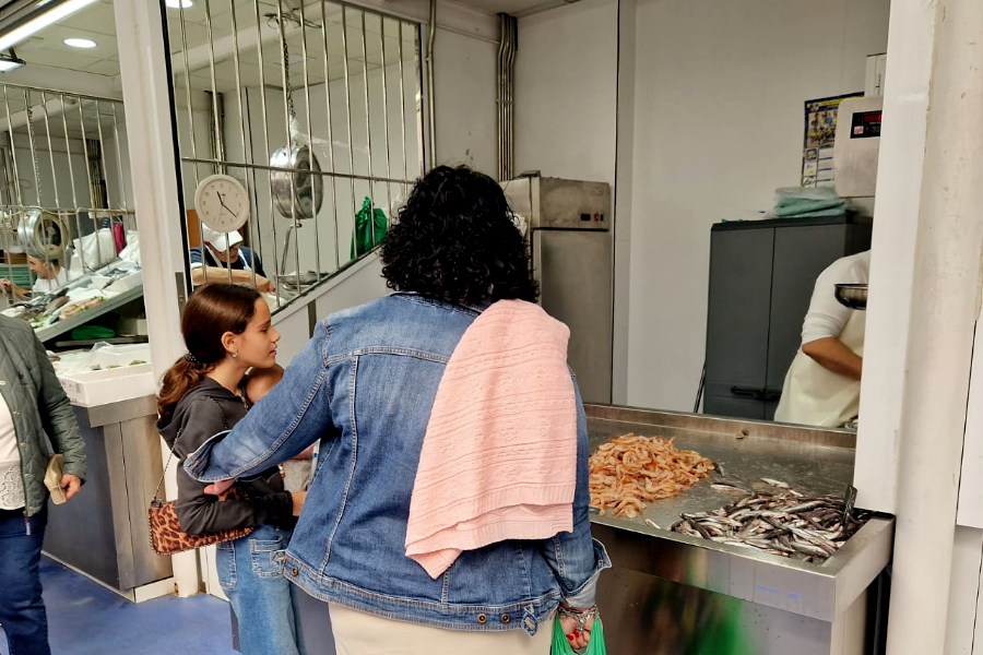 Los ceutíes apuran las horas de compras en el Mercado Central (2)