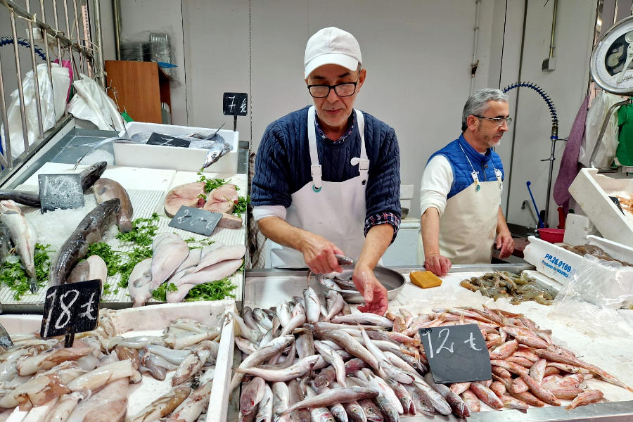 Los ceutíes apuran las horas de compras en el Mercado Central (1)