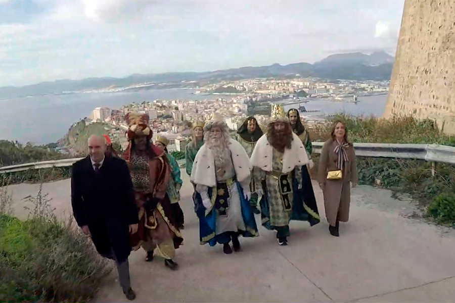 Sus Majestades, los Reyes Magos, participan en el Cañonazo de las 12