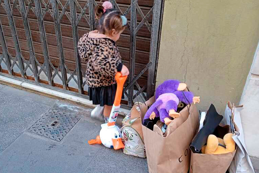 Niña con su regalo de Reyes - César Martín