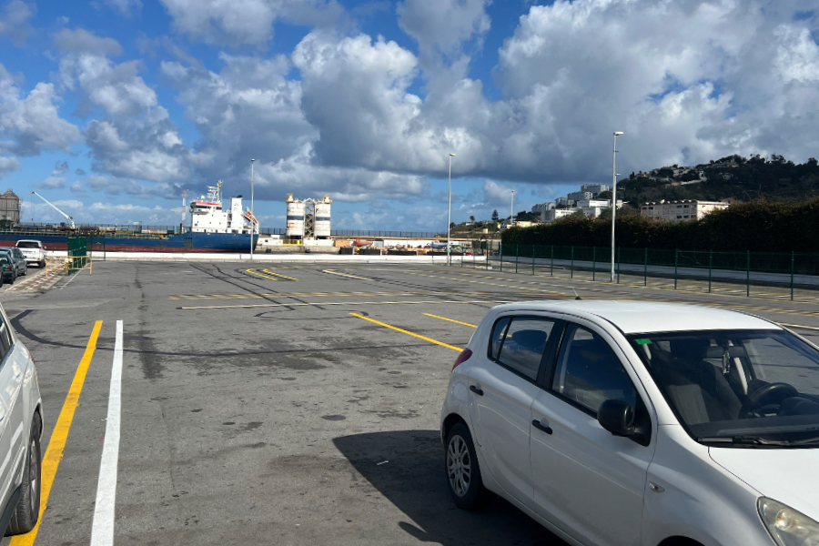 Pista de prácticas de conducción usada como parking :: ALMA PALOMINO