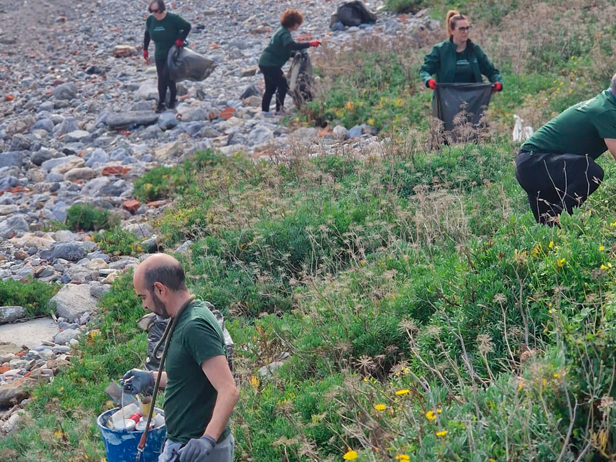 Recogida de Ceuta Sin Plástico en la playa del Trampolín