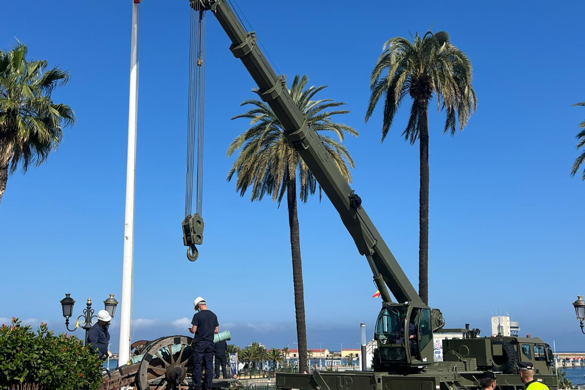 Labores de reparación y mantenimiento de los cañones de la Comandancia General de Ceuta / Alma Palomino